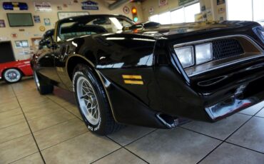 Pontiac-Trans-Am-1977-Classic-Car-11