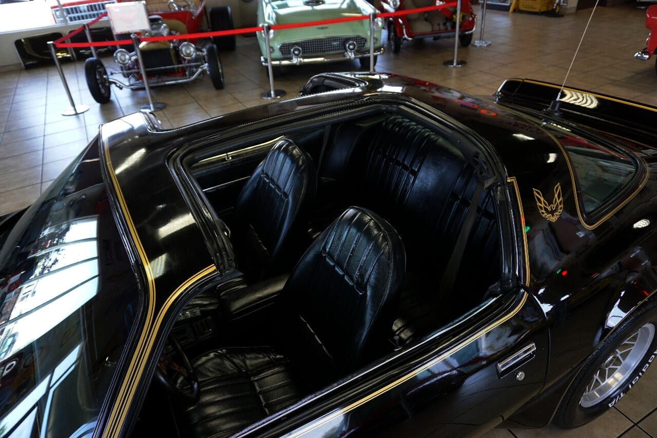 Pontiac-Trans-Am-1977-Classic-Car-18