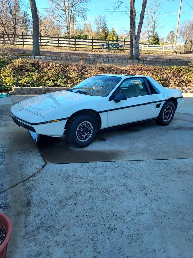 Pontiac-fiero-1985-2