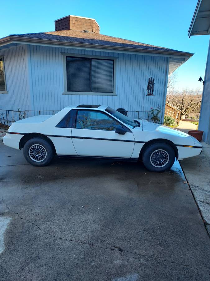 Pontiac-fiero-1985