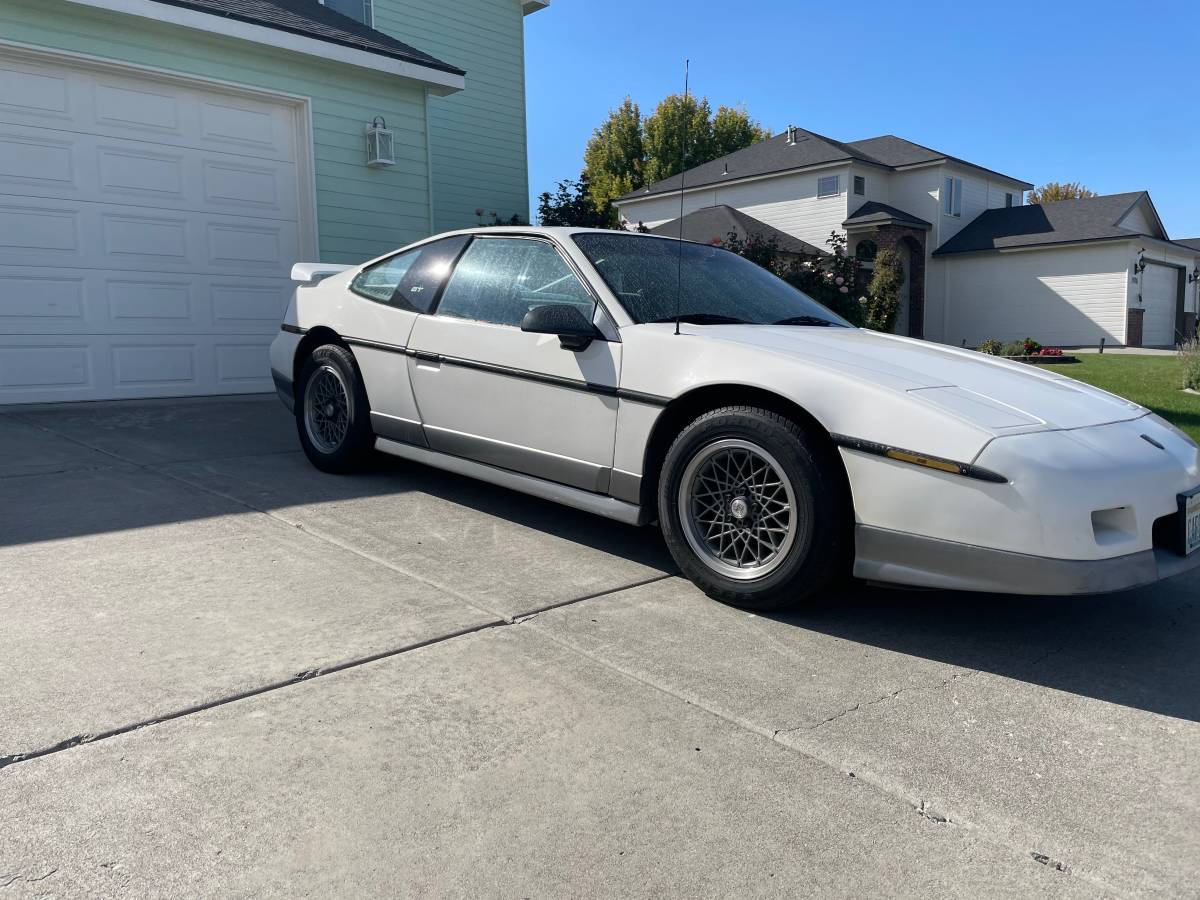 Pontiac-fiero-gt-1987-white-2
