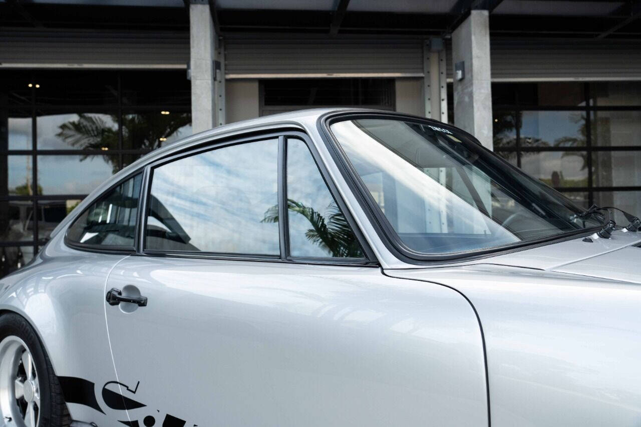 Porsche-911-1975-Coupe-23