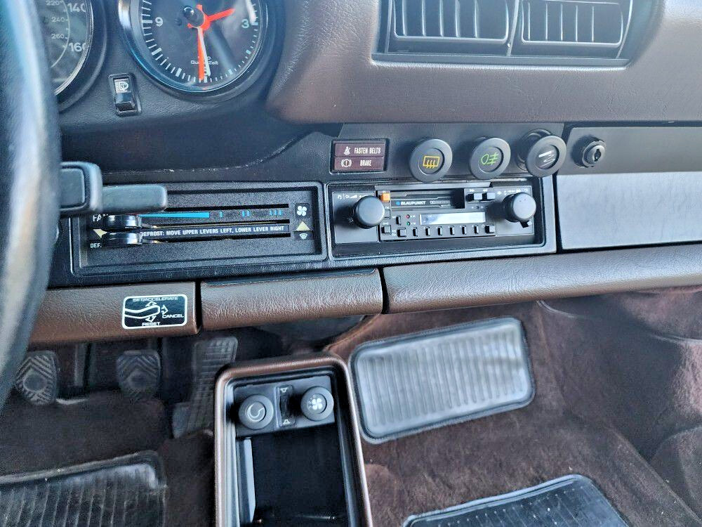 Porsche-911-1983-Coupe-10