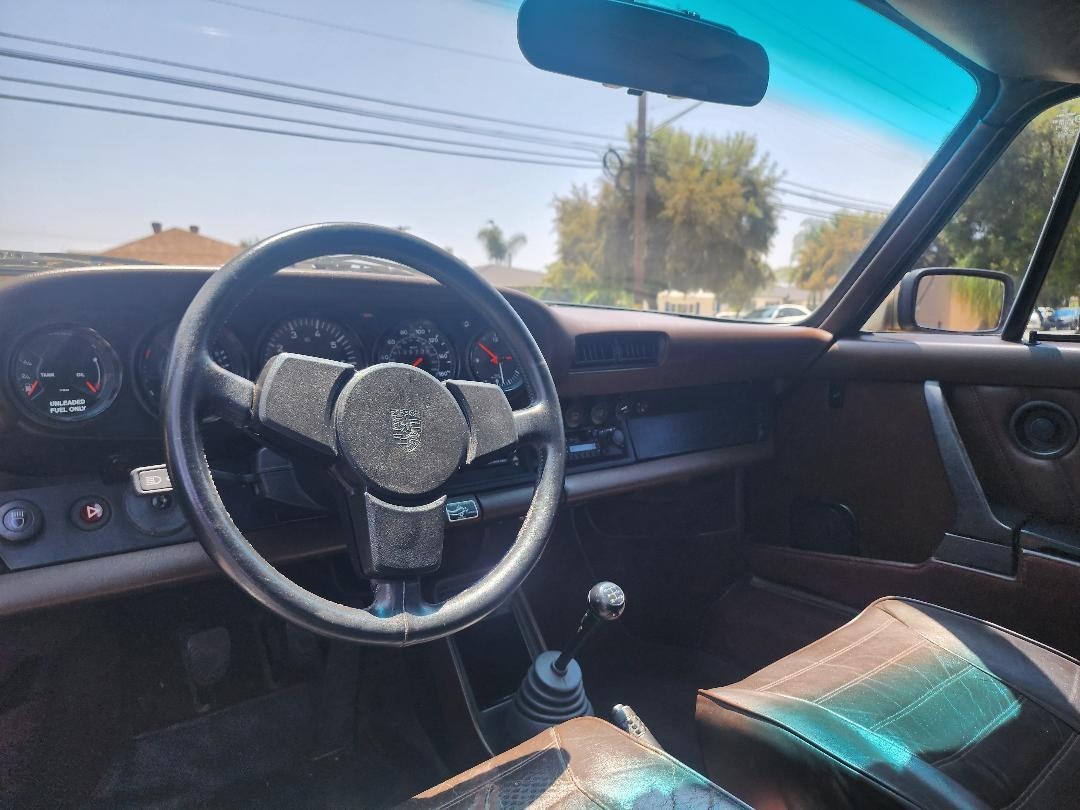Porsche-911-1983-Coupe-11
