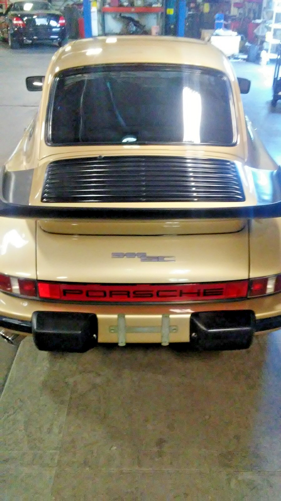 Porsche-911-1983-Coupe-17