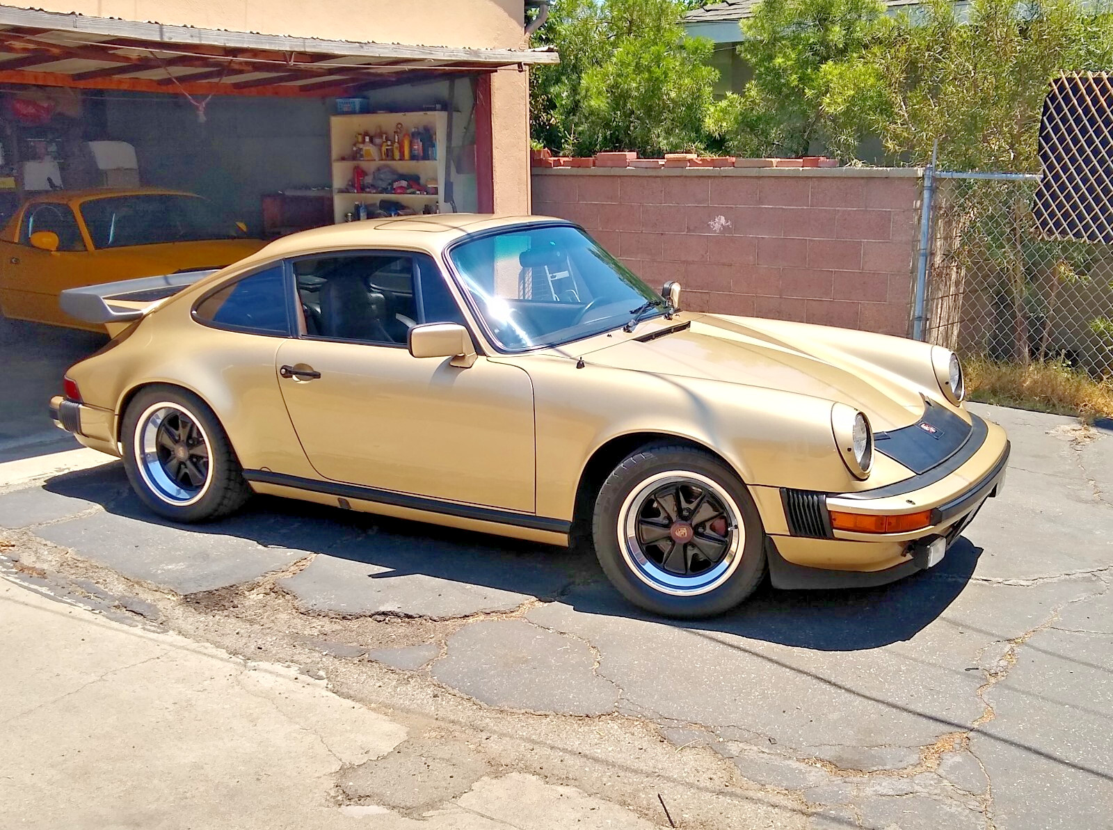 Porsche-911-1983-Coupe-18