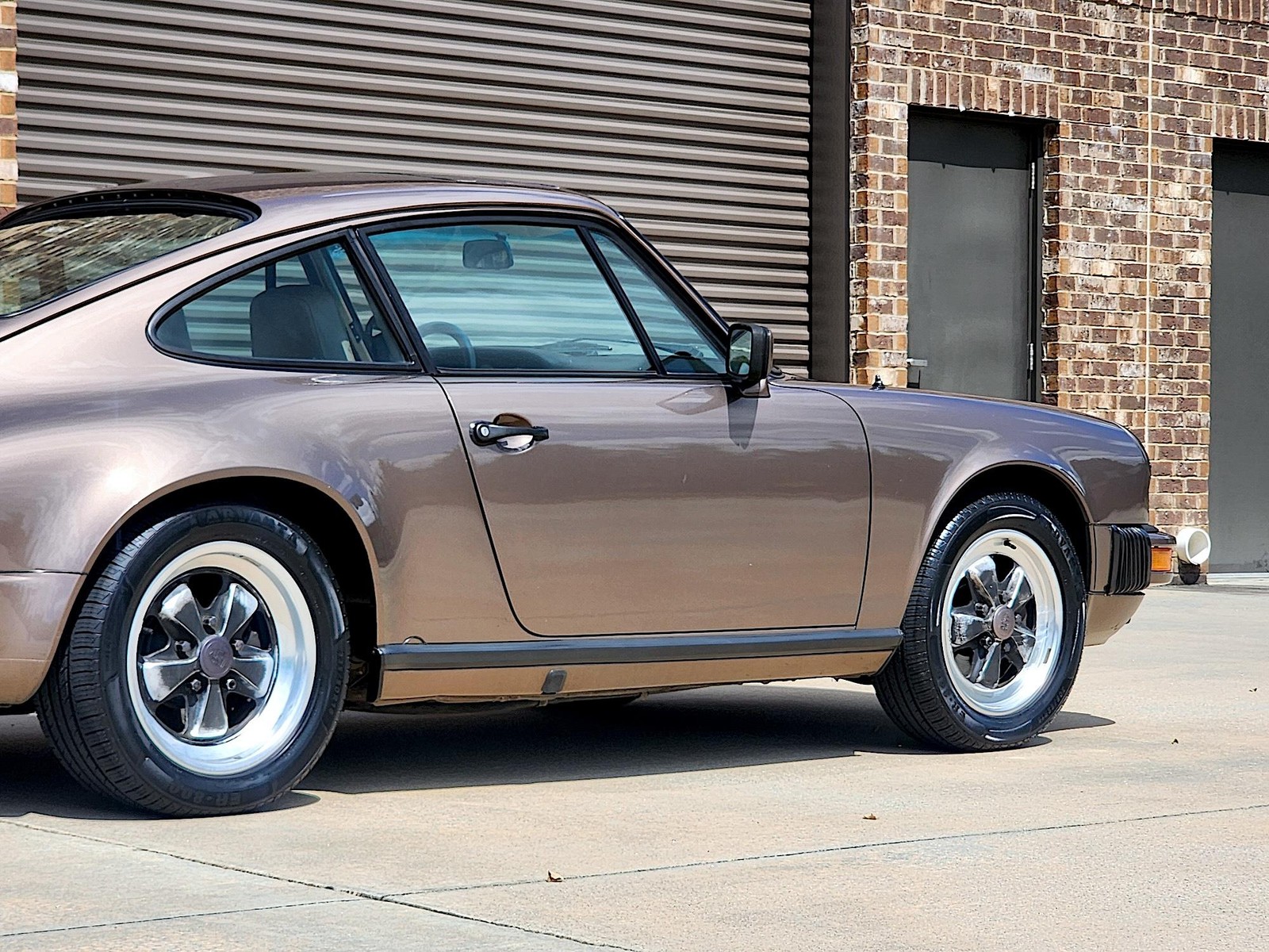 Porsche-911-1984-Coupe-11