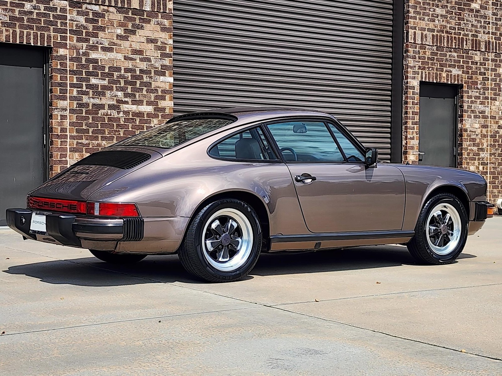 Porsche-911-1984-Coupe-12