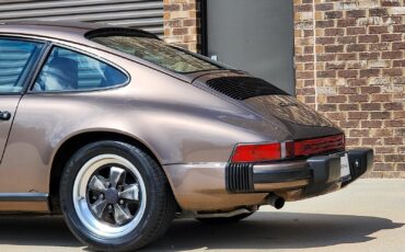 Porsche-911-1984-Coupe-17