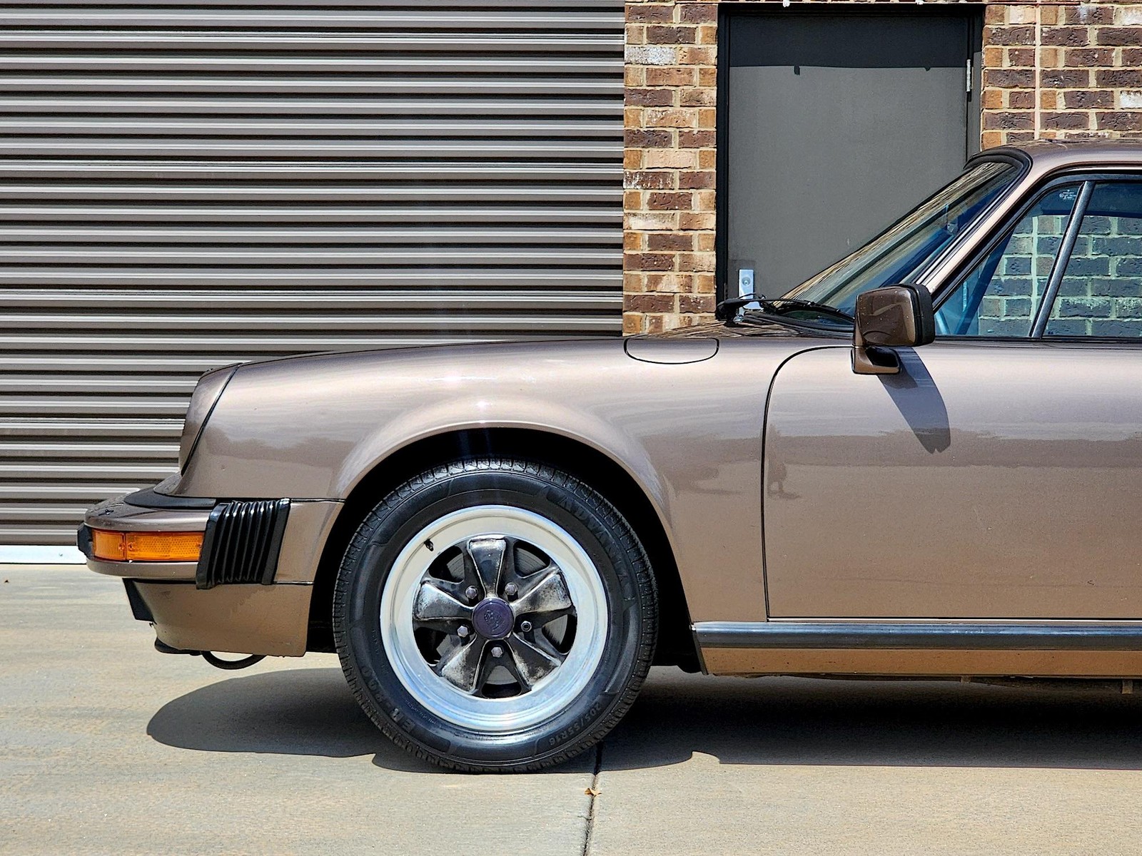 Porsche-911-1984-Coupe-19