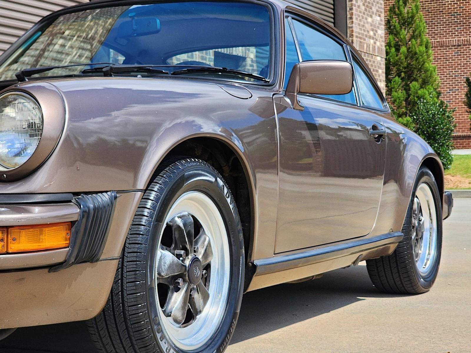 Porsche-911-1984-Coupe-24