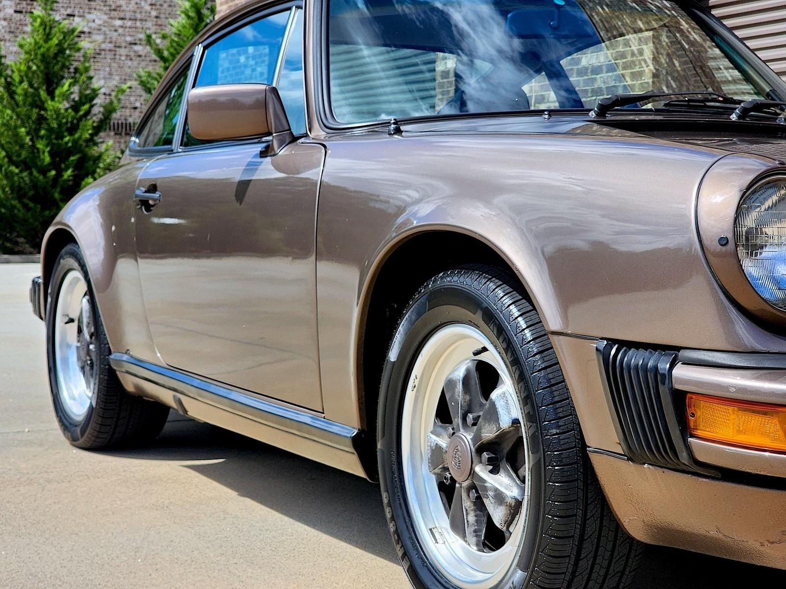 Porsche-911-1984-Coupe-30