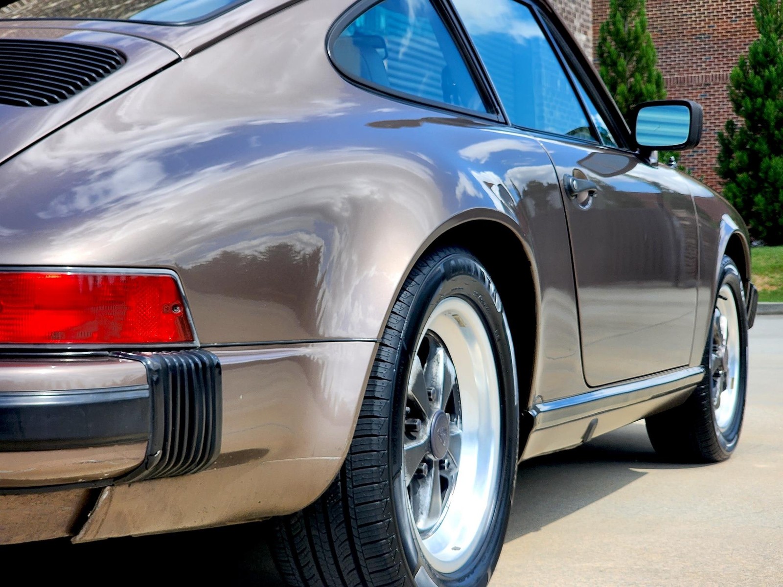 Porsche-911-1984-Coupe-31