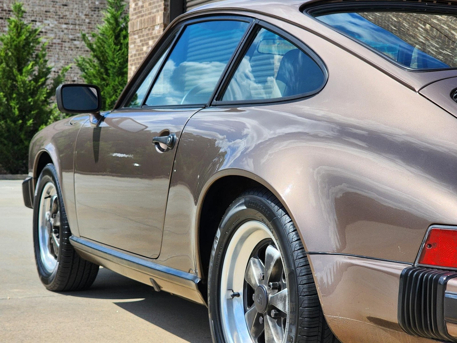 Porsche-911-1984-Coupe-37