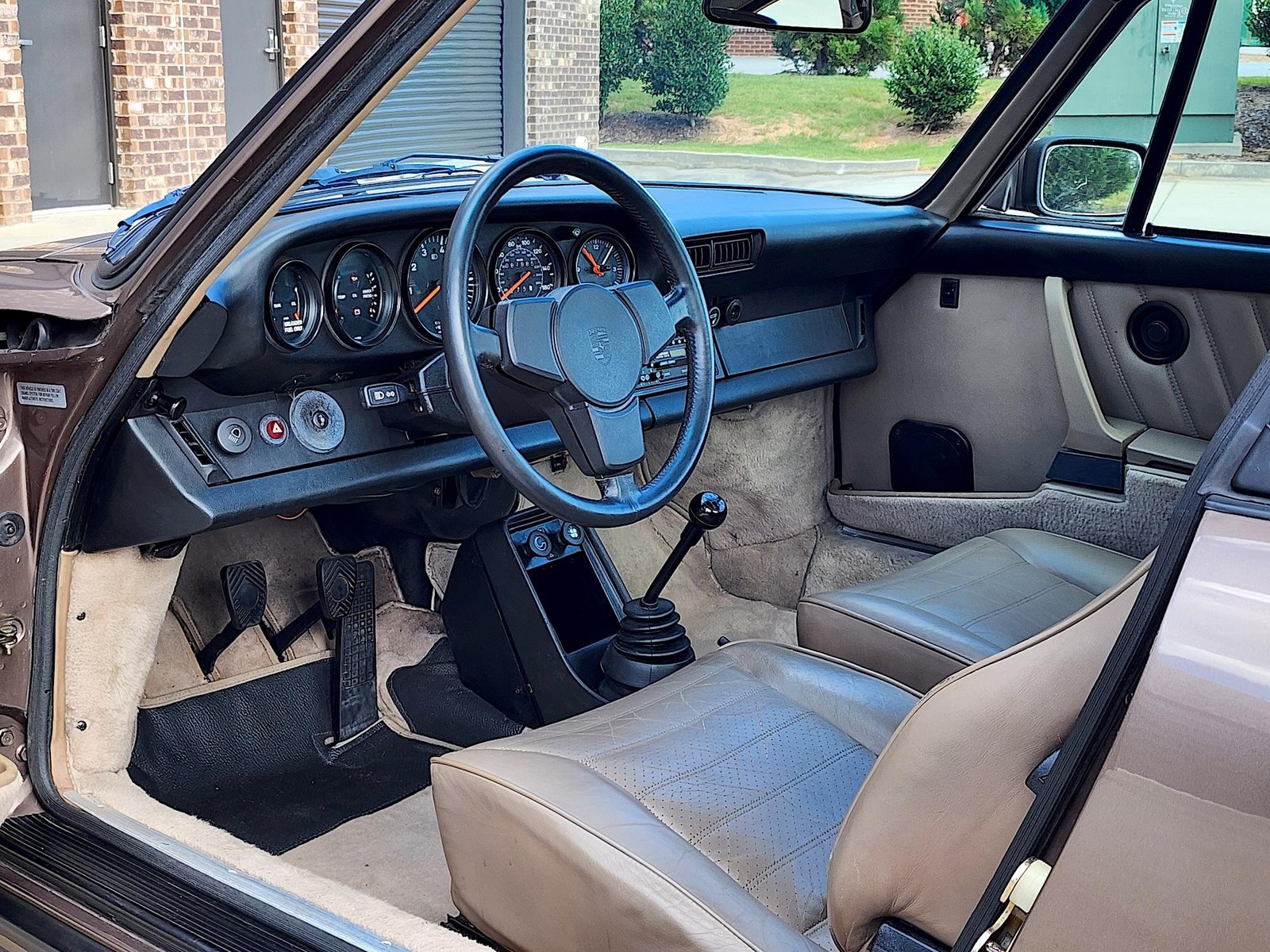 Porsche-911-1984-Coupe-39