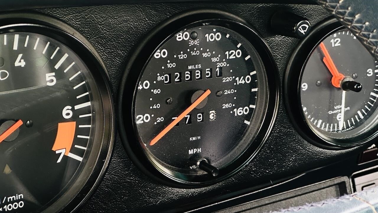 Porsche-911-1987-Coupe-34