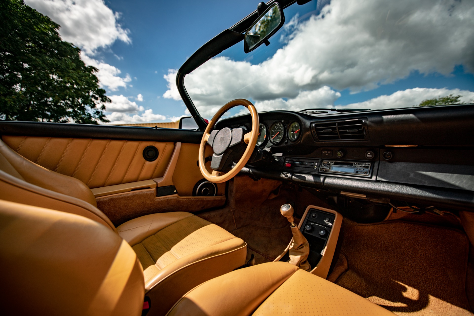 Porsche-911-1989-Red-Tan-16