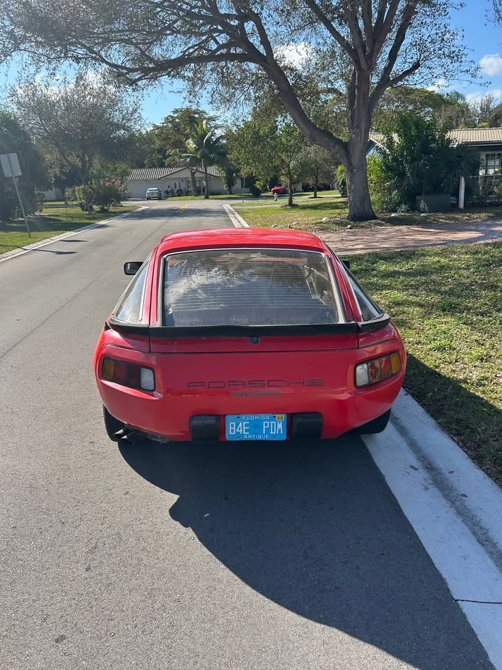 Porsche-928-1982-Coupe-10