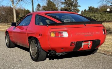 Porsche-928-1984-Coupe-37