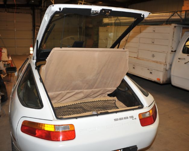 Porsche-928-1988-6