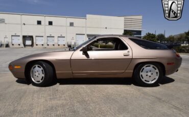 Porsche-928-1988-coupe-34