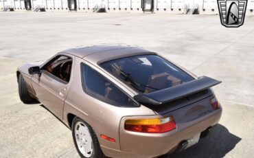 Porsche-928-1988-coupe-35