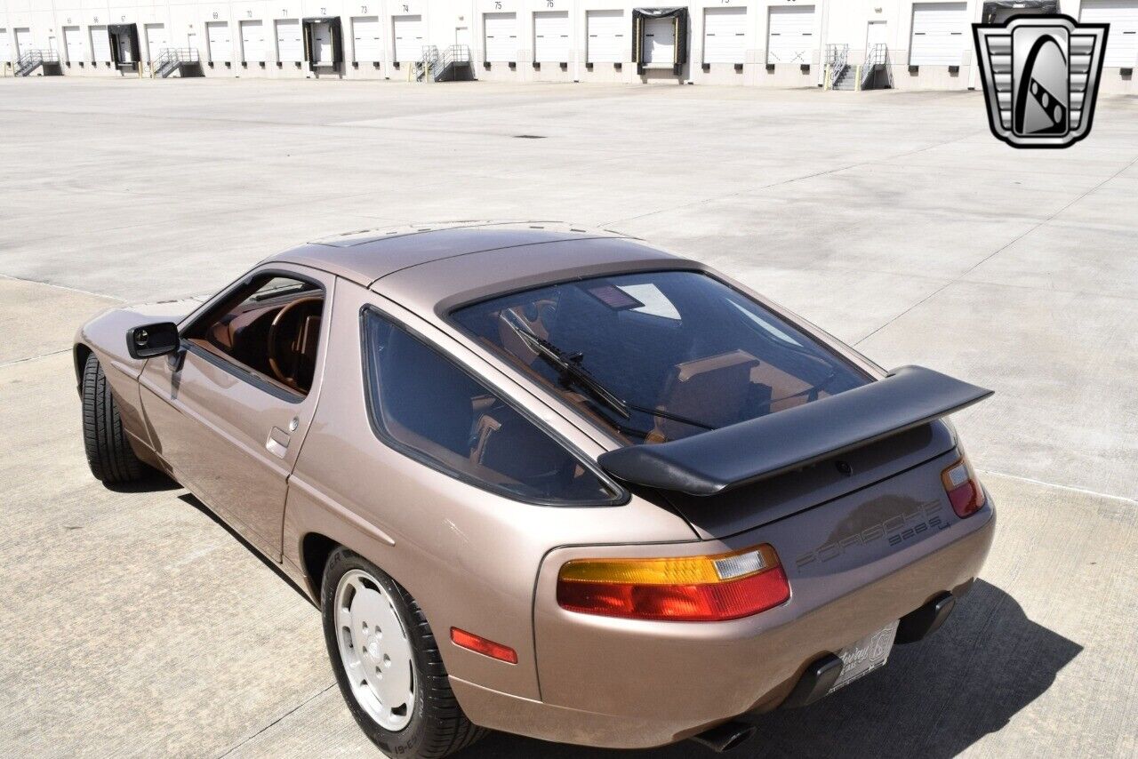 Porsche-928-1988-coupe-35
