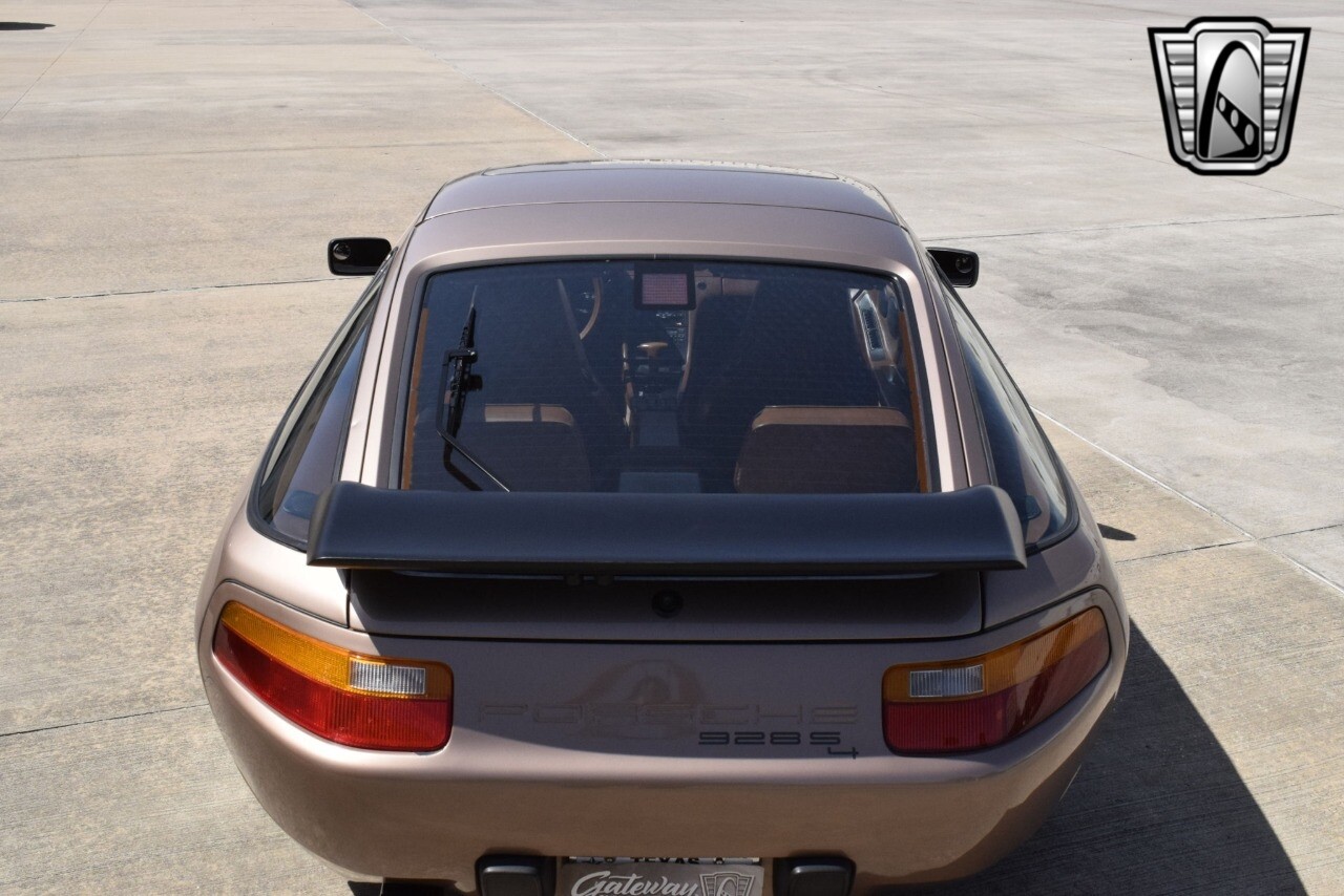 Porsche-928-1988-coupe-37