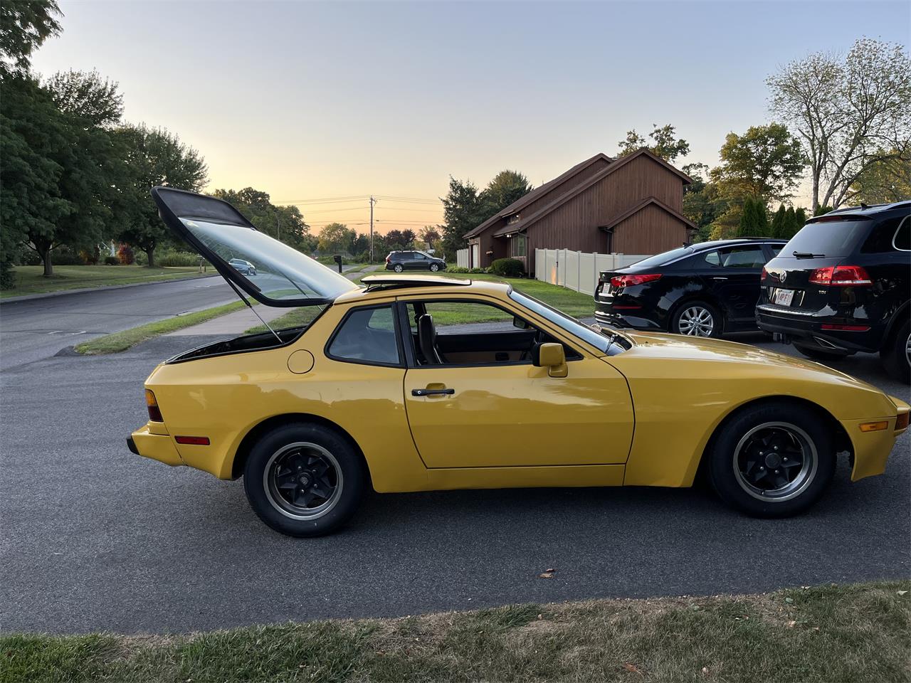 Porsche-944-1983-Yellow-Brown-1
