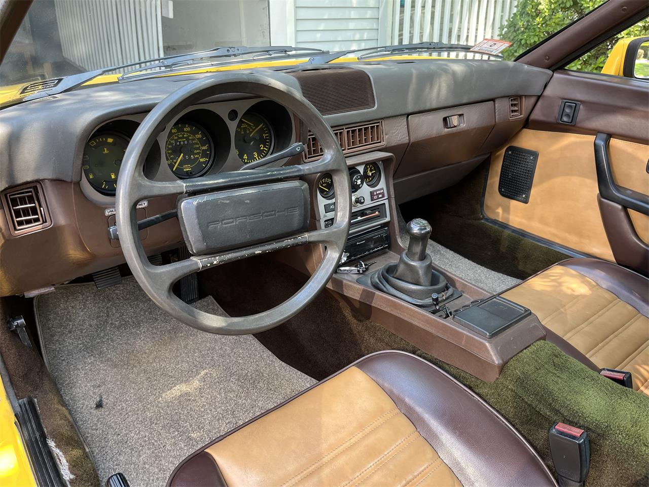 Porsche-944-1983-Yellow-Brown-10