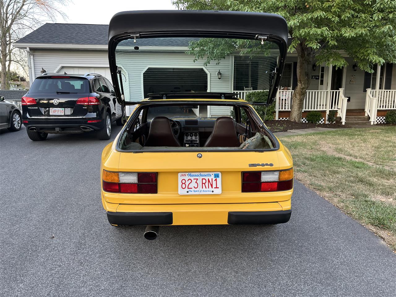 Porsche-944-1983-Yellow-Brown-3