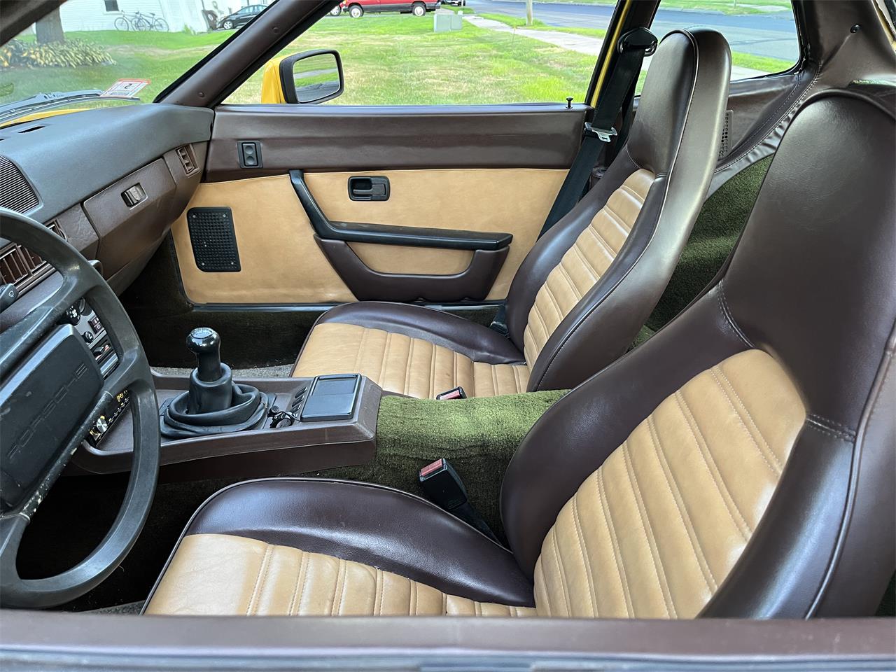 Porsche-944-1983-Yellow-Brown-7