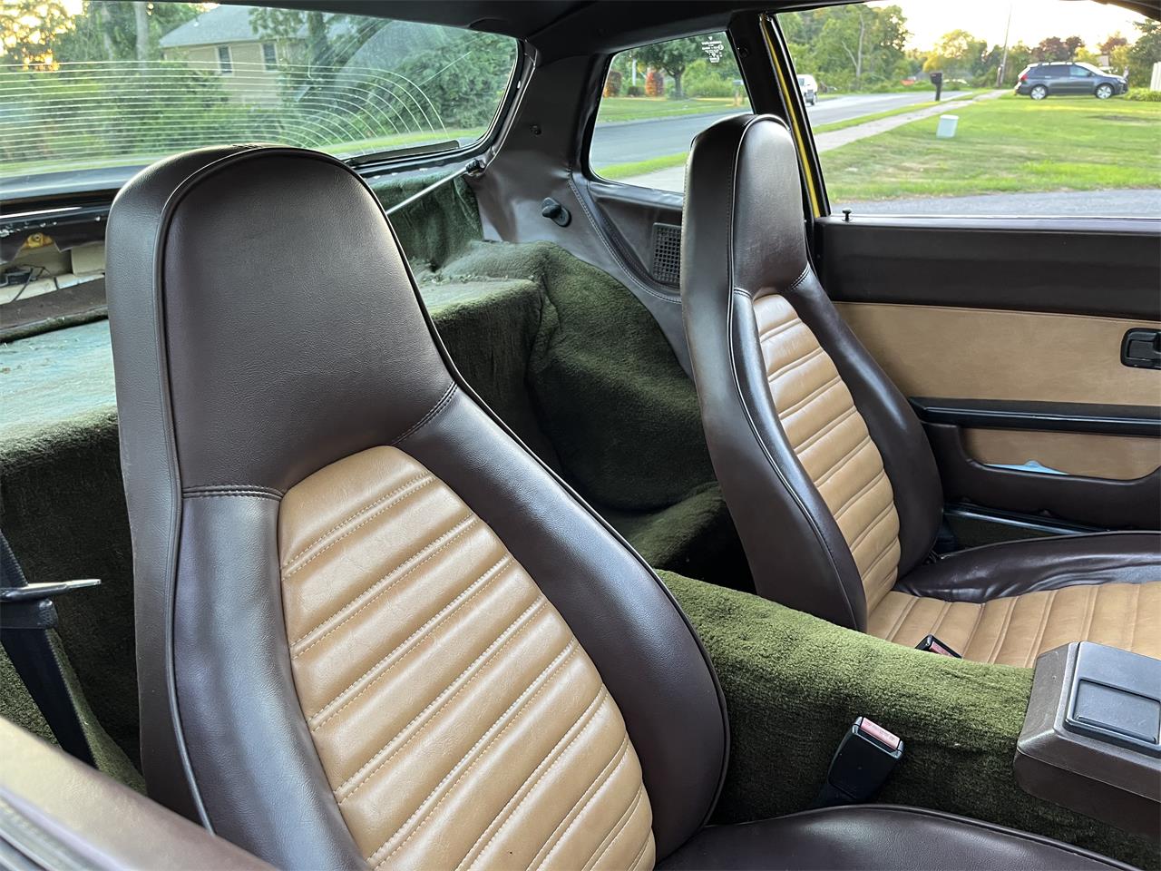 Porsche-944-1983-Yellow-Brown-8