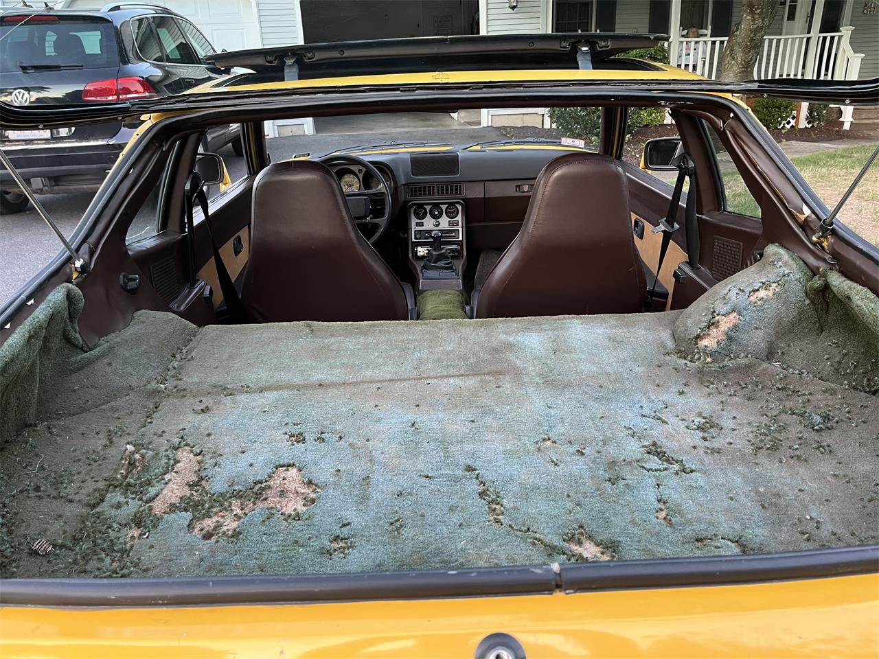 Porsche-944-1983-Yellow-Brown-9