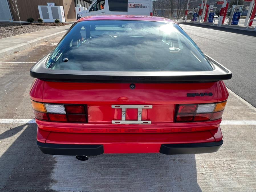 Porsche-944-1984-2-Door-Coupe-3