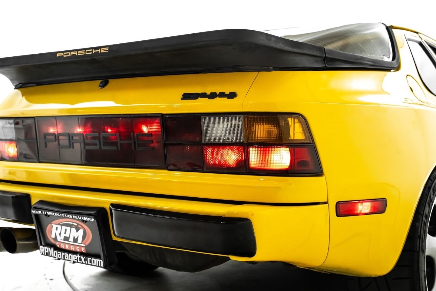 Porsche-944-1984-Hatchback-11