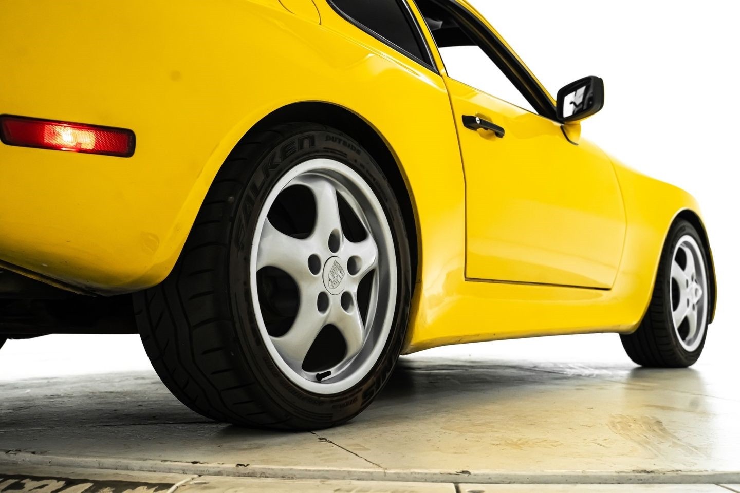 Porsche-944-1984-Hatchback-12
