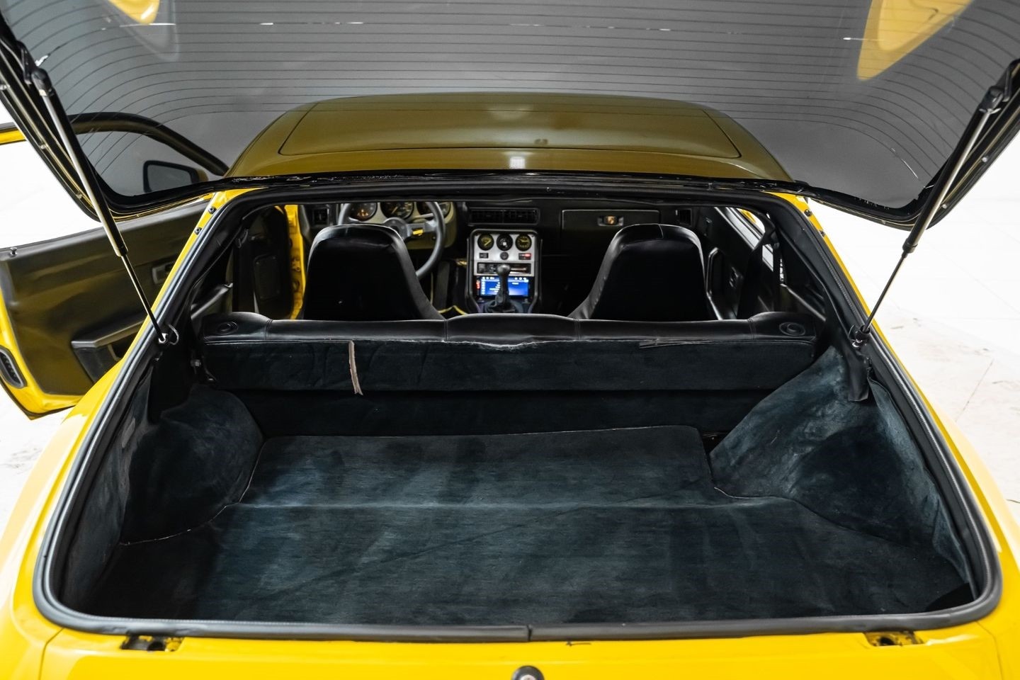 Porsche-944-1984-Hatchback-20