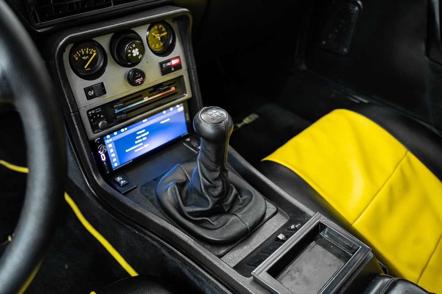 Porsche-944-1984-Hatchback-25