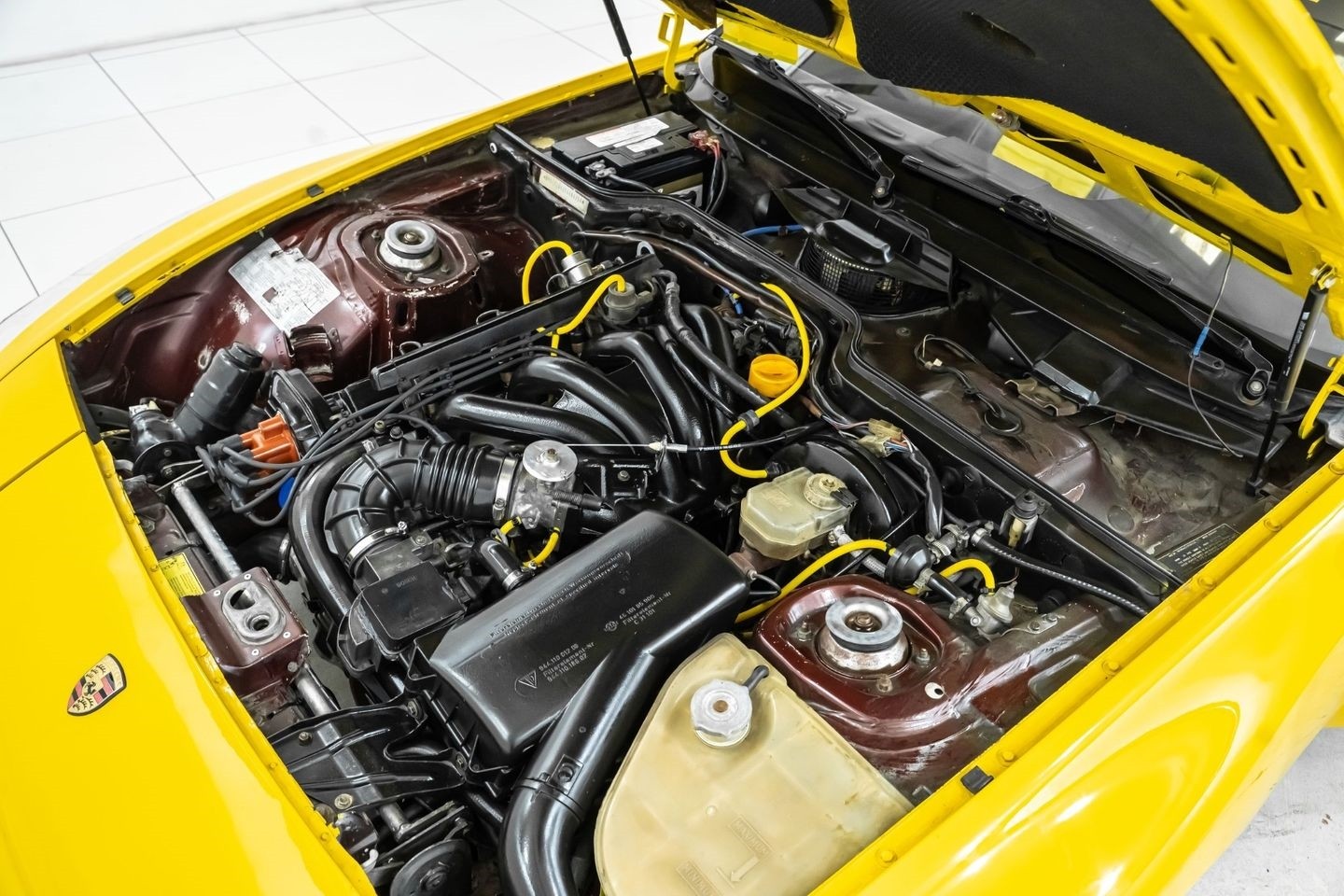 Porsche-944-1984-Hatchback-33