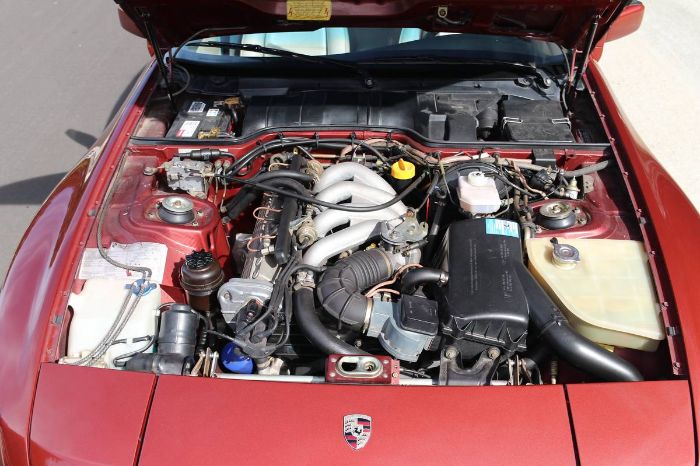Porsche-944-1986-Garnet-Red-Metallic-Light-Gray-Leather-22