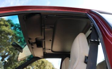 Porsche-944-1986-Garnet-Red-Metallic-Light-Gray-Leather-3