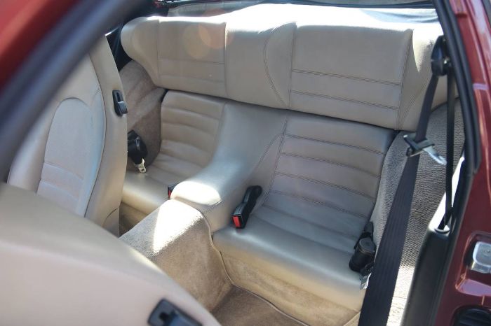Porsche-944-1986-Garnet-Red-Metallic-Light-Gray-Leather-4