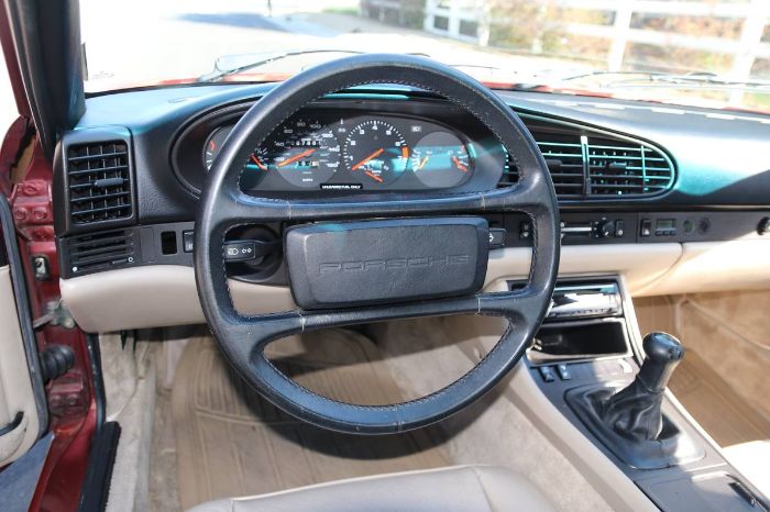 Porsche-944-1986-Garnet-Red-Metallic-Light-Gray-Leather-6
