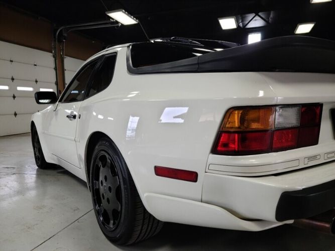 Porsche-944-1987-White-Burgundy-16