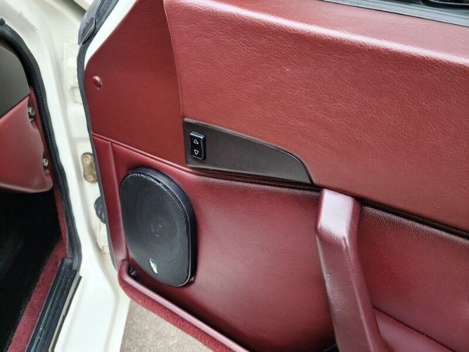 Porsche-944-1987-White-Burgundy-36