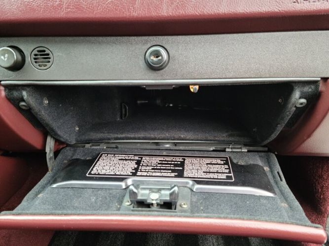 Porsche-944-1987-White-Burgundy-37