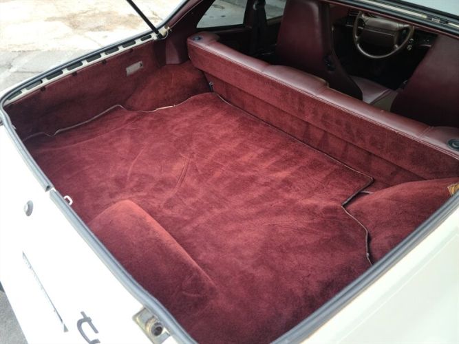 Porsche-944-1987-White-Burgundy-39