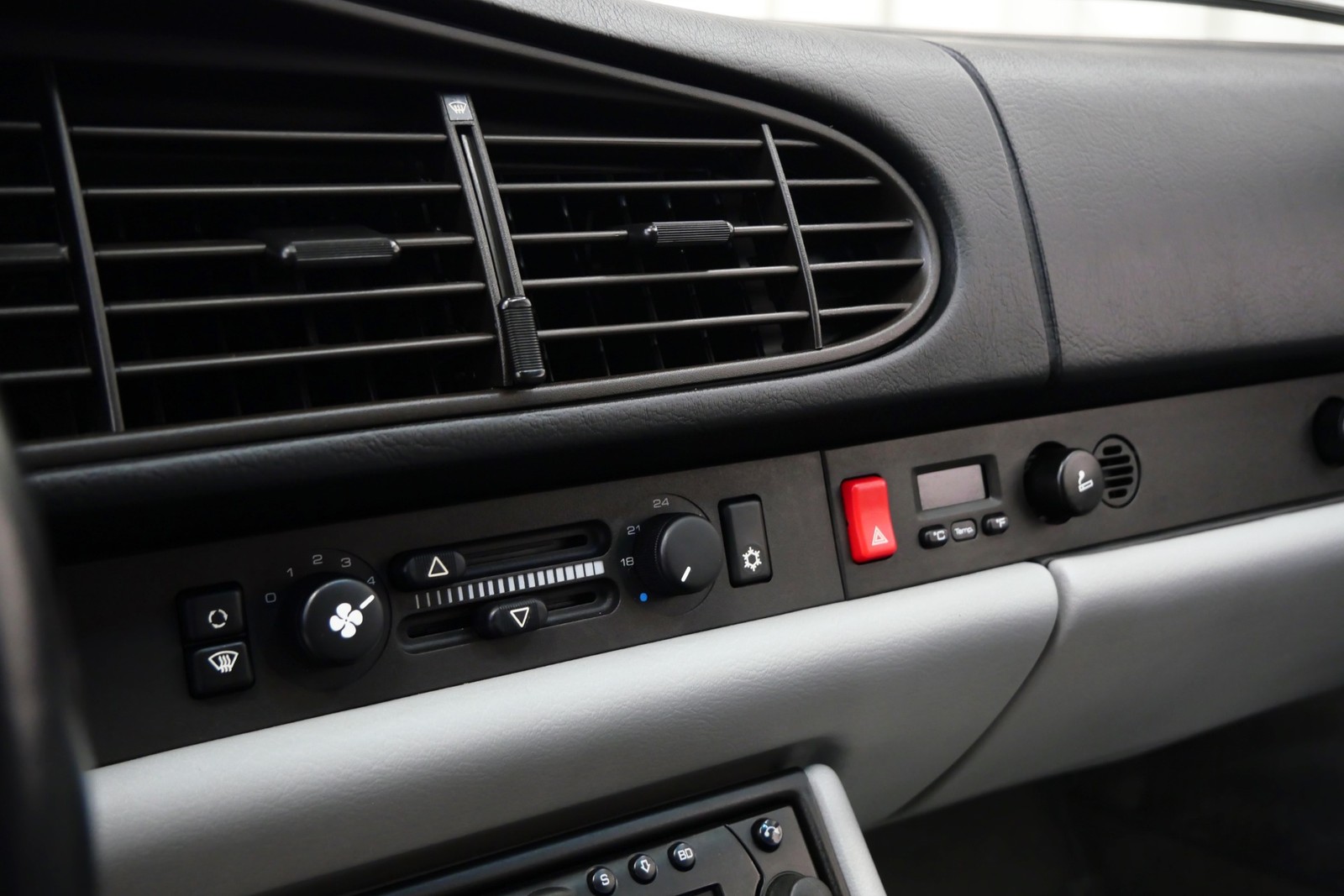 Porsche-968-1995-Coupe-24