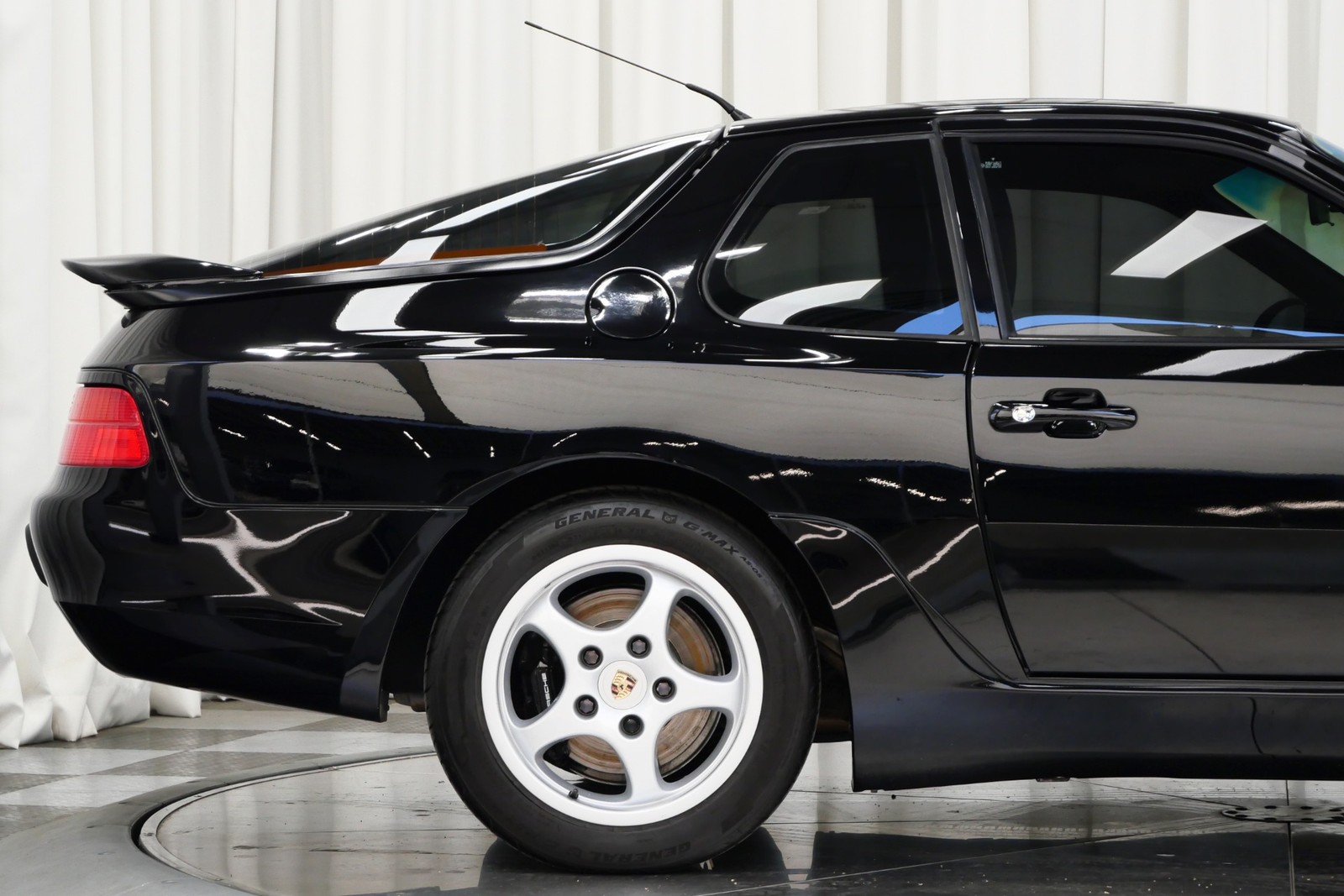 Porsche-968-1995-Coupe-32
